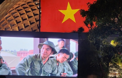 Người dân xúc động khi xem phim Mưa đỏ tại Công viên APEC Người dân xúc động khi xem phim Mưa đỏ tại Công viên APEC