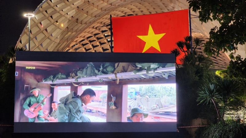 Phim “Mưa Đỏ” chạm đến cảm xúc người dân tại Công viên APEC