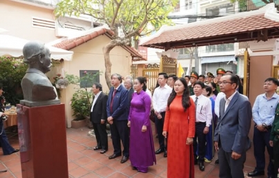 Dâng hương kỷ niệm 100 năm ngày mất nhà yêu nước Phan Châu Trinh Dâng hương kỷ niệm 100 năm ngày mất nhà yêu nước Phan Châu Trinh