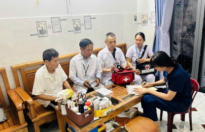 Trạm Y tế phường Hải Châu khám sức khỏe tại nhà các Mẹ Việt Nam Anh hùng và người có công với cách mạng