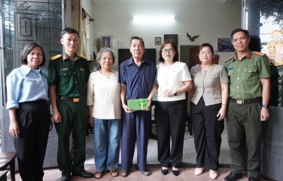 Lãnh đạo phường Hải Châu thăm, tặng quà các gia đình chính sách nhân kỷ niệm 79 năm Ngày Thương binh - Liệt sĩ (27/7/1947 - 27/7/2026)