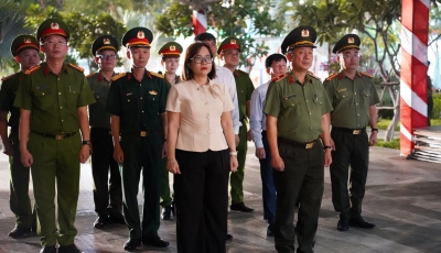 Lãnh đạo Công an thành phố Đà Nẵng dâng hương tại Nghĩa trủng Phước Ninh