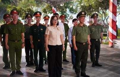 Lãnh đạo Công an thành phố Đà Nẵng dâng hương tại Nghĩa trủng Phước Ninh