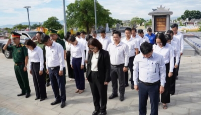 Phường Hải Châu dâng hương tưởng niệm các Anh hùng, Nghĩa sĩ tại Nghĩa trủng Phước Ninh (xã Hòa Tiến)