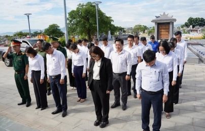 Phường Hải Châu dâng hương tưởng niệm các Anh hùng, Nghĩa sĩ tại Nghĩa trủng Phước Ninh (xã Hòa Tiến)