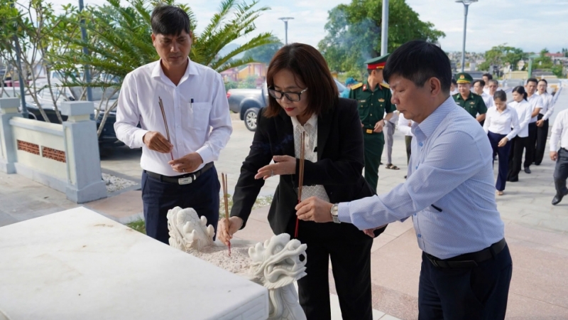 Phường Hải Châu dâng hương tưởng niệm các Anh hùng, Nghĩa sĩ tại Nghĩa trủng Phước Ninh (xã Hòa Tiến)