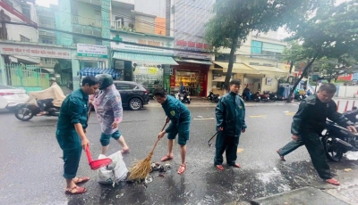 CÁN BỘ, CHIẾN SĨ BAN CHQS PHƯỜNG HẢI CHÂU RA QUÂN NẠO VÉT, KHƠI THỐNG CỐNG RÃNH TRÊN ĐỊA BÀN PHƯỜNG MÙA MƯA BÃO