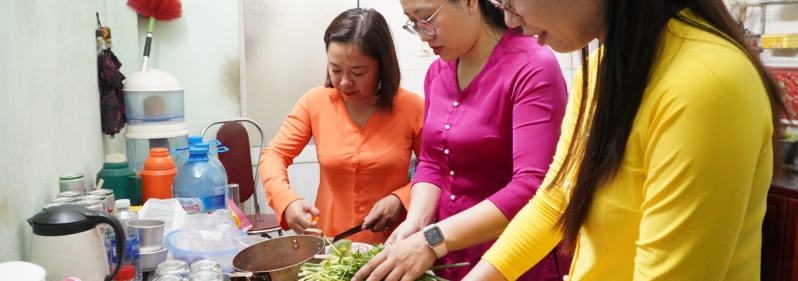 BỮA CƠM TRI ÂN – GÓI TRỌN NGHĨA TÌNH THÁNG BẢY BỮA CƠM TRI ÂN – GÓI TRỌN NGHĨA TÌNH THÁNG BẢY