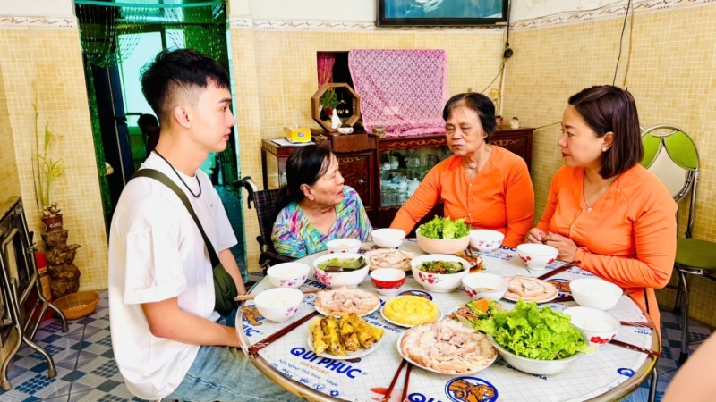 BỮA CƠM TRI ÂN – GÓI TRỌN NGHĨA TÌNH THÁNG BẢY BỮA CƠM TRI ÂN – GÓI TRỌN NGHĨA TÌNH THÁNG BẢY