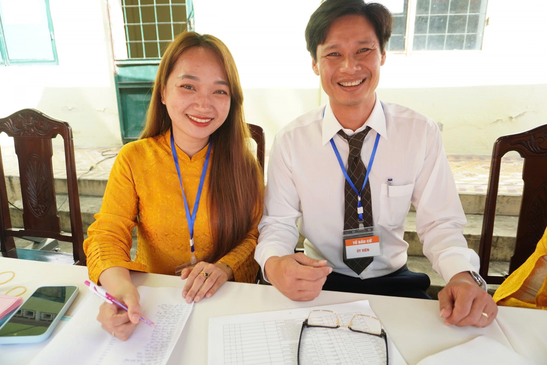 Hướng dẫn cử tri thực hiện quyền bầu cử đúng quy định.