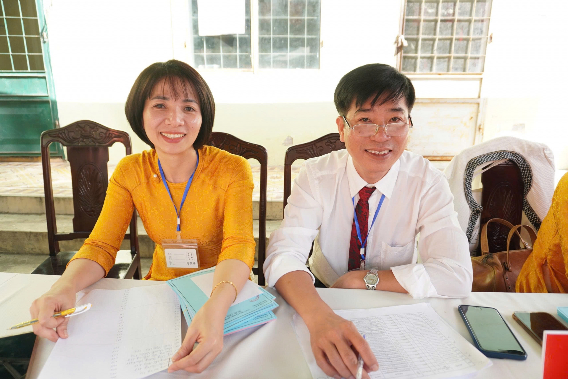 Hướng dẫn cử tri thực hiện quyền bầu cử đúng quy định.