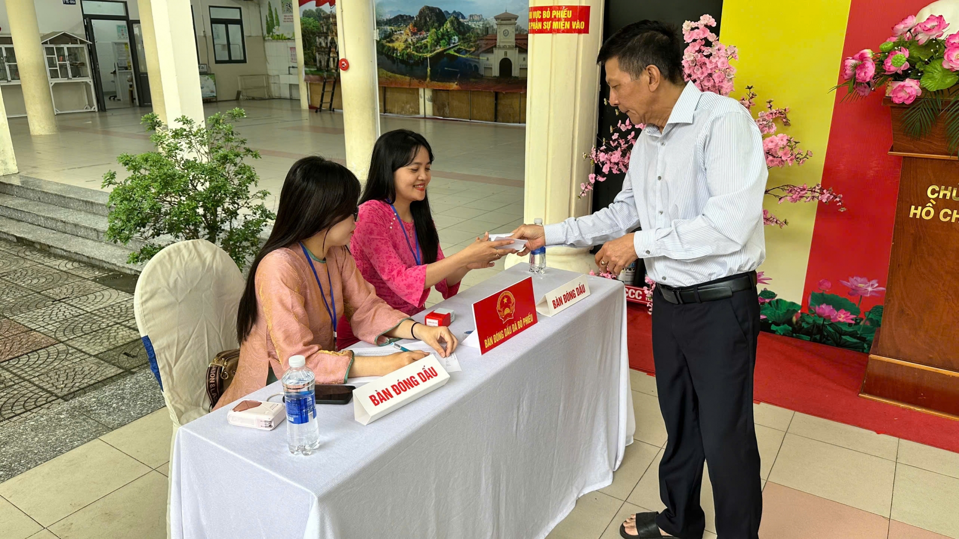 Hoàn tất quy trình với dấu xác nhận