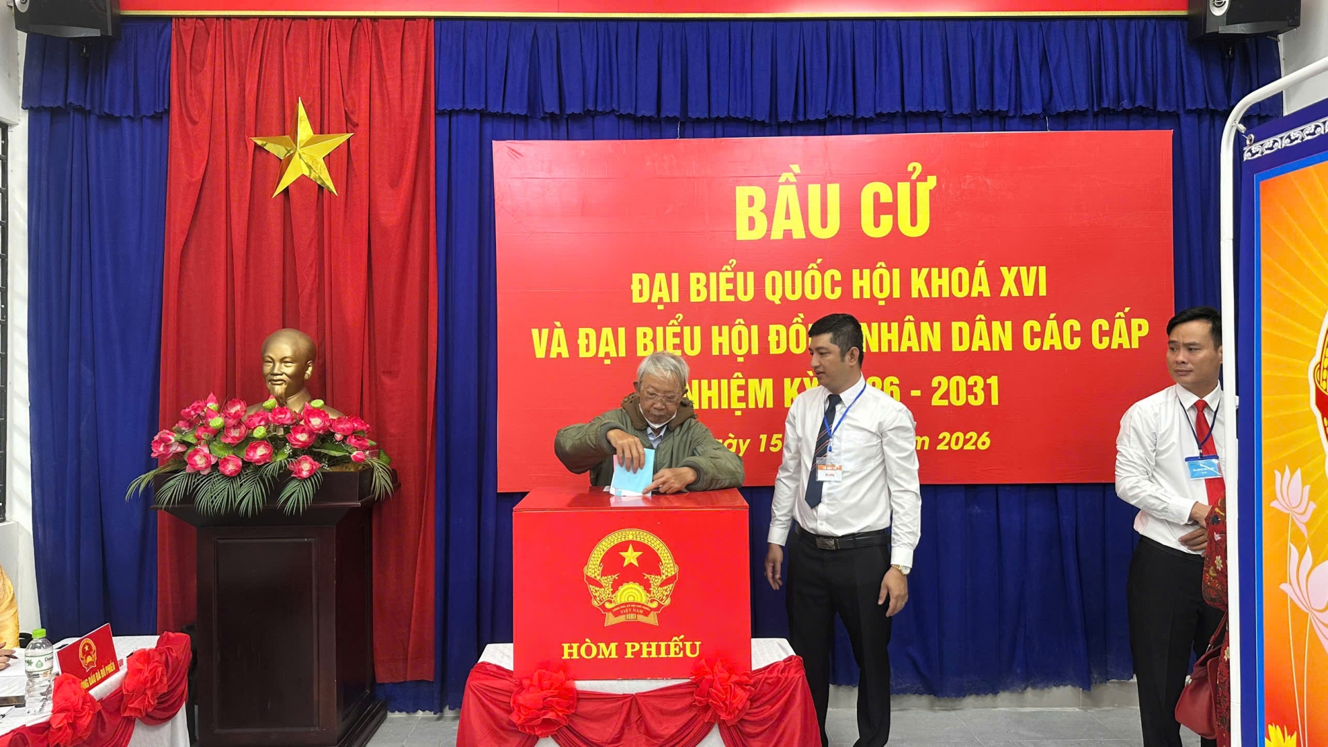 Tận tình hướng dẫn cử tri bỏ phiếu vào hòm phiếu