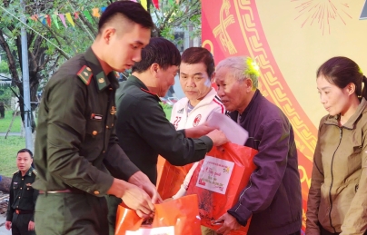 Phường Thuận Phước tặng quà Tết nghĩa tình cho gần 100 hộ khó khăn