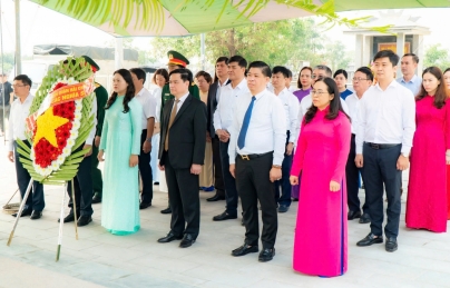 Lãnh đạo quận Hải Châu dâng hương, tưởng niệm các anh hùng, nghĩa sĩ nhân 95 năm Ngày Thành lập Đảng bộ, 50 năm Ngày Giải phóng TP Đà Nẵng