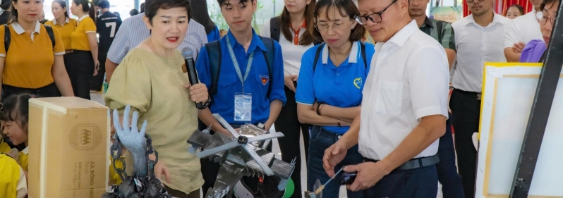 Các bạn sinh viên hồi sinh vật liệu tái chế, xanh hóa không gian
