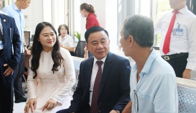 Thường trực Ban Bí thư Trần Cẩm Tú thăm người dân, cán bộ phường Hải Châu