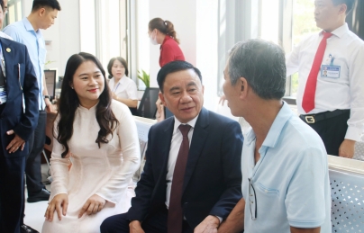 Thường trực Ban Bí thư Trần Cẩm Tú thăm người dân, cán bộ phường Hải Châu