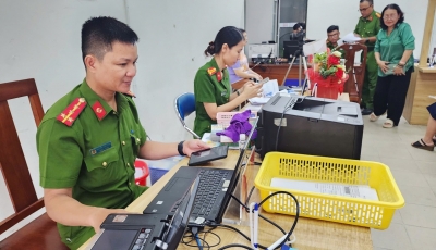 Lãnh đạo phường Hải Châu thăm, động viên cán bộ chiến sĩ Công an phường