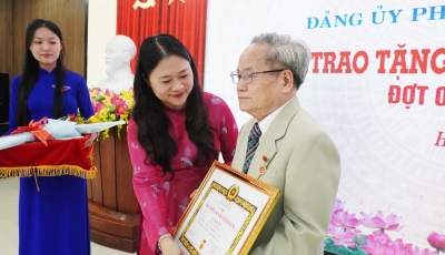 Phường Hải Châu trao Huy hiệu đảng cho 142 đồng chí
