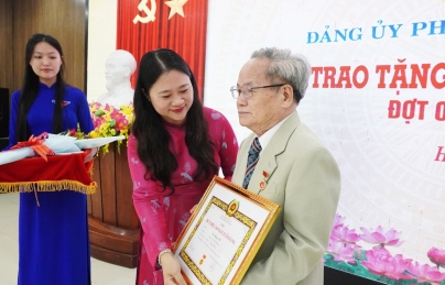 Phường Hải Châu trao Huy hiệu đảng cho 142 đồng chí