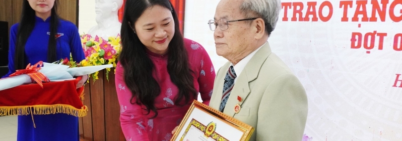 Phường Hải Châu trao Huy hiệu đảng cho 142 đồng chí