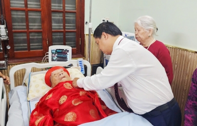 Thường trực Thành uỷ Đà Nẵng trao Huy hiệu 80 năm tuổi đảng cho các đồng chí lão thành cách mạng phường Hải Châu