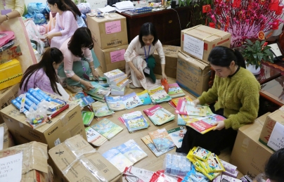 Cô giáo, học sinh Đà Nẵng góp sách vở gửi tặng trường vùng lũ