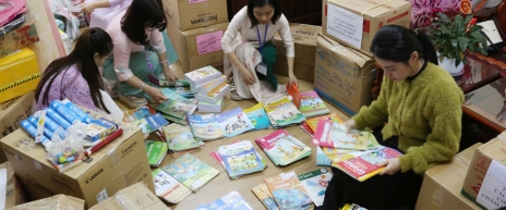 Cô giáo, học sinh Đà Nẵng góp sách vở gửi tặng trường vùng lũ Cô giáo, học sinh Đà Nẵng góp sách vở gửi tặng trường vùng lũ