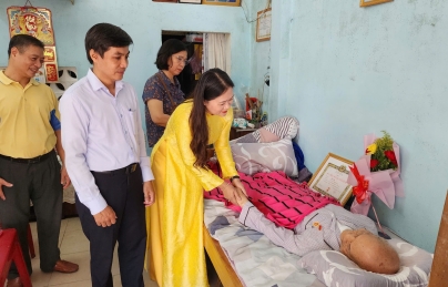 Lãnh đạo phường Hải Châu trao Huy hiệu Đảng tại nhà cho các đồng chí đảng viên cao tuổi