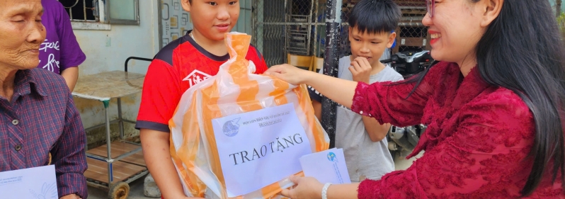 Hội LHPN phường Hải Châu trao tặng 30 suất quà cho người dân bị ảnh hưởng mưa lũ