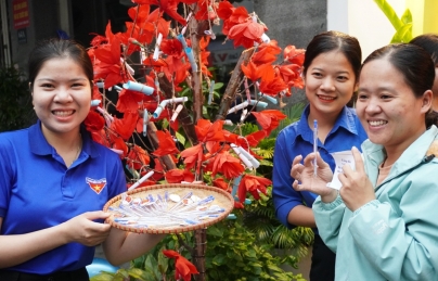 Cô giáo Hải Châu tuyên truyền ngày bầu cử cho phụ huynh, người dân