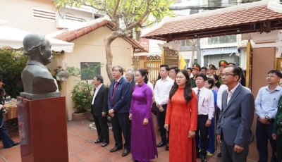 Dâng hương kỷ niệm 100 năm ngày mất nhà yêu nước Phan Châu Trinh Dâng hương kỷ niệm 100 năm ngày mất nhà yêu nước Phan Châu Trinh