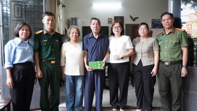 Lãnh đạo phường Hải Châu thăm, tặng quà các gia đình chính sách nhân kỷ niệm 79 năm Ngày Thương binh - Liệt sĩ (27/7/1947 - 27/7/2026)