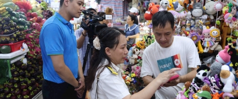 Tổ Công nghệ số cộng đồng đi từng ngõ, gõ từng nhà hỗ trợ hộ kinh doanh chuyển đổi số Tổ Công nghệ số cộng đồng đi từng ngõ, gõ từng nhà hỗ trợ hộ kinh doanh chuyển đổi số