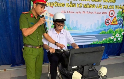 CÔNG AN PHƯỜNG HẢI CHÂU TUYÊN TRUYỀN PHÁP LUẬT, HƯỚNG DẪN KỸ NĂNG LÁI XE AN TOÀN CHO HỌC SINH