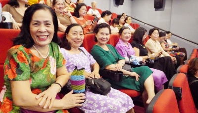 Xúc động buổi xem phim “10 cô gái Ngã ba Đồng Lộc”