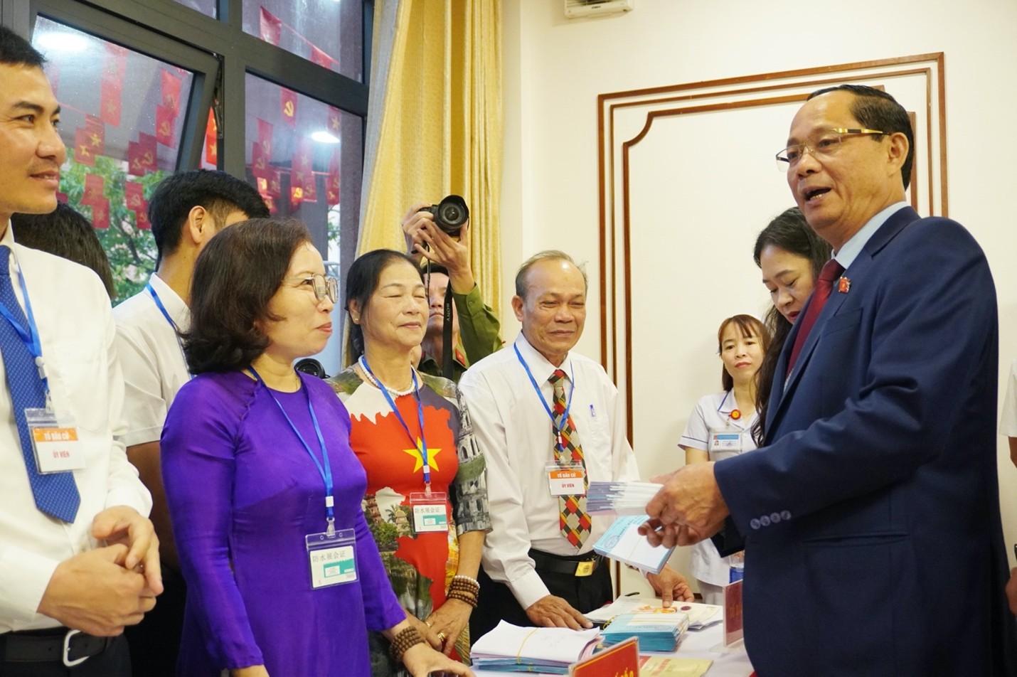 Phó Chủ tịch Quốc hội Trần Quang Phương kiểm tra khu vực phát phiếu