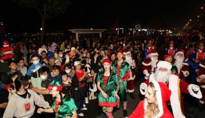 Ngập tràn không khí lễ hội cuối năm tại Phố đi bộ Bạch Đằng Ngập tràn không khí lễ hội cuối năm tại Phố đi bộ Bạch Đằng