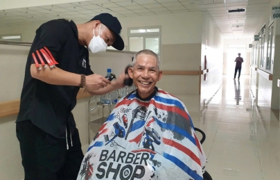 Tiệm cắt tóc nghĩa tình, tặng nụ cười cho người bệnh Tiệm cắt tóc nghĩa tình, tặng nụ cười cho người bệnh