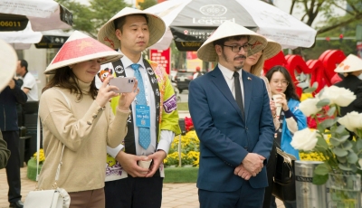 Đại biểu các thành phố hữu nghị và hợp tác thích thú khi được tặng nón lá tại Công viên APEC Đại biểu các thành phố hữu nghị và hợp tác thích thú khi được tặng nón lá tại Công viên APEC