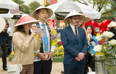 Đại biểu các thành phố hữu nghị và hợp tác thích thú khi được tặng nón lá tại Công viên APEC Đại biểu các thành phố hữu nghị và hợp tác thích thú khi được tặng nón lá tại Công viên APEC