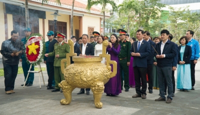 Lãnh đạo quận Hải Châu dâng hương, tưởng niệm các anh hùng, nghĩa sĩ Lãnh đạo quận Hải Châu dâng hương, tưởng niệm các anh hùng, nghĩa sĩ