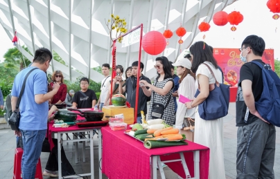 Du khách quốc tế bất ngờ được “ăn Tết” cổ truyền Việt Nam tại Công viên APEC Du khách quốc tế bất ngờ được “ăn Tết” cổ truyền Việt Nam tại Công viên APEC