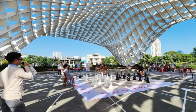 Kiện tướng cờ vua quốc gia thi đấu biểu diễn với bàn cờ khổng lồ tại Công viên APEC Kiện tướng cờ vua quốc gia thi đấu biểu diễn với bàn cờ khổng lồ tại Công viên APEC