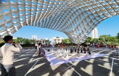 Kiện tướng cờ vua quốc gia thi đấu biểu diễn với bàn cờ khổng lồ tại Công viên APEC Kiện tướng cờ vua quốc gia thi đấu biểu diễn với bàn cờ khổng lồ tại Công viên APEC