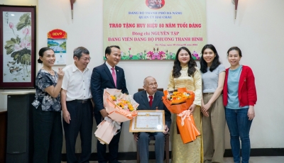 Trao Huy hiệu 80 năm tuổi Đảng cho đảng viên lão thành Trao Huy hiệu 80 năm tuổi Đảng cho đảng viên lão thành