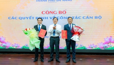 Công bố các quyết định về công tác cán bộ quận Hải Châu Công bố các quyết định về công tác cán bộ quận Hải Châu