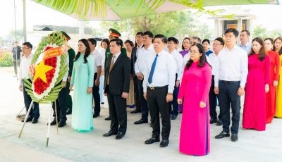 Lãnh đạo quận Hải Châu dâng hương, tưởng niệm các anh hùng, nghĩa sĩ nhân 95 năm Ngày Thành lập Đảng bộ, 50 năm Ngày Giải phóng TP Đà Nẵng Lãnh đạo quận Hải Châu dâng hương, tưởng niệm các anh hùng, nghĩa sĩ nhân 95 năm Ngày Thành lập Đảng bộ, 50 năm Ngày Giải phóng TP Đà Nẵng