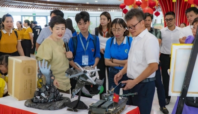 Các bạn sinh viên hồi sinh vật liệu tái chế, xanh hóa không gian Các bạn sinh viên hồi sinh vật liệu tái chế, xanh hóa không gian